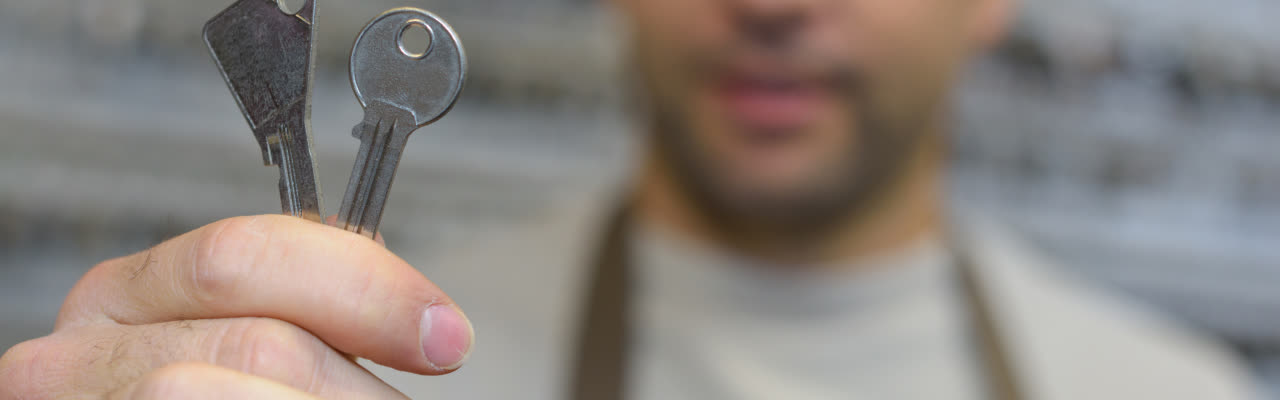 man keeps keys in a hand